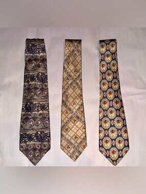 Designer Set of Three Vtg Men's Patterned Silk Ties-Blue, Beige, Navy-EA, YSL, R